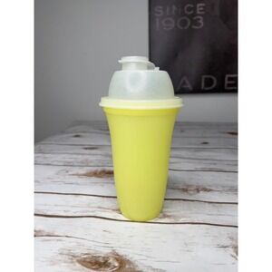 Tupperware VTG Yellow Silicone Drink Mixer Cup with Lid and Mixer‎ Insert
